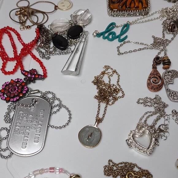 Lot Of Over 30 Pendant Necklaces - Picture 13 of 14